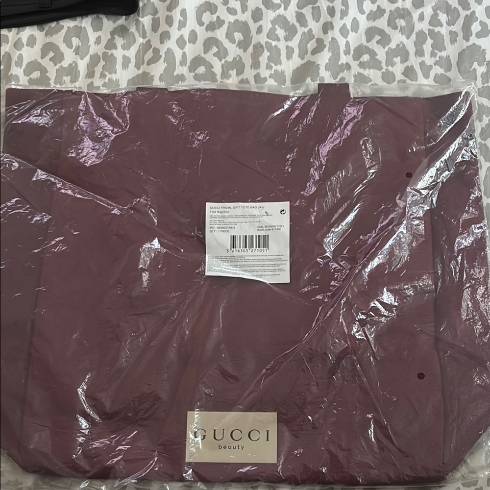 Gucci Beauty Tote Bag in Burgundy